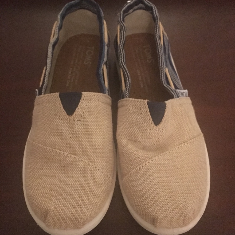Girls size 1 new with tags TOMS